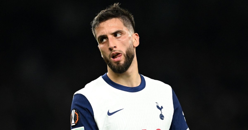 Бентанкур упал лицом вниз и не двигался, получив травму в матче с «Ливерпулем». Хавбек «Тоттенхэма» покинул поле на носилках, пауза в игре заняла почти 10 минут